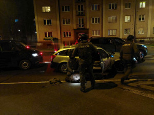 FOTO, VIDEO: Policisté obvinili šest lidí, které podezírají z obchodu s drogami na Chebsku