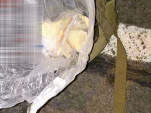 Policisté obvinili šest lidí, které podezírají z obchodu s drogami na Chebsku