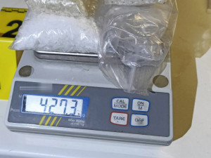 Policisté obvinili šest lidí, které podezírají z obchodu s drogami na Chebsku