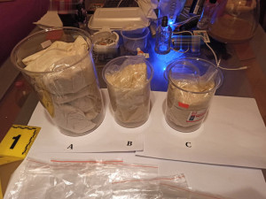 Policisté obvinili šest lidí, které podezírají z obchodu s drogami na Chebsku