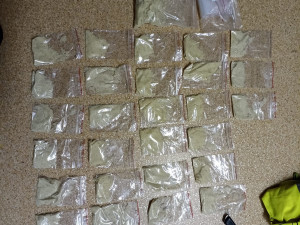 Policisté obvinili šest lidí, které podezírají z obchodu s drogami na Chebsku