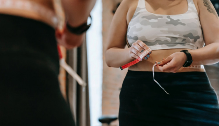 Vánoce jsou pryč a co s těmi kily teď? Efektivně cvičit a s radostí se dá i doma