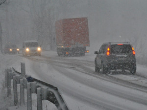 V Karlovarském kraji silně sněží, silnice mohou klouzat