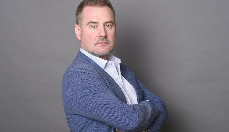 Vláda by měla motivovat k méně rizikovým alternativám kouření, říká prezident Komory elektronického vapování