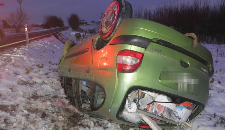 Muž z Karlovarska přejel do protisměru a vylétl ze silnice. Nadýchal skoro dvě promile