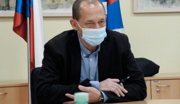 Epidemie koronaviru v Karlovarském kraji by měla dle hejtmana brzy kulminovat