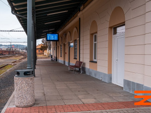 Správá železnic opravila nádražní budovu v Ostrově, v plánu jsou opravy dalších v kraji