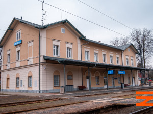 Správá železnic opravila nádražní budovu v Ostrově, v plánu jsou opravy dalších v kraji