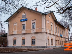 Správá železnic opravila nádražní budovu v Ostrově, v plánu jsou opravy dalších v kraji