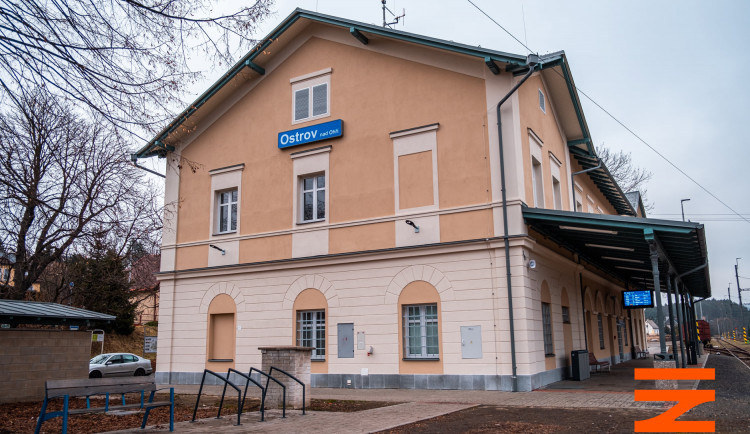 Správá železnic opravila nádražní budovu v Ostrově, v plánu jsou opravy dalších v kraji
