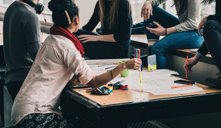 Institut: Středoškoláci by se měli učit víc o financích, nevyznají se v nich