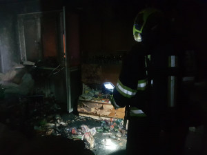 V Chodově hořel byt v paneláku. Hasiči evakuovali 23 lidí, dvě osoby se zranily