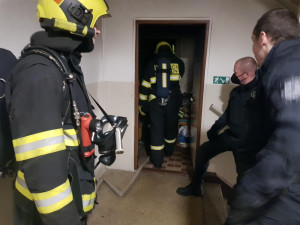 V Chodově hořel byt v paneláku. Hasiči evakuovali 23 lidí, dvě osoby se zranily