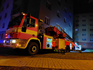 V Chodově hořel byt v paneláku. Hasiči evakuovali 23 lidí, dvě osoby se zranily