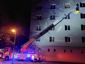 V Chodově hořel byt v paneláku. Hasiči evakuovali 23 lidí, dvě osoby se zranily