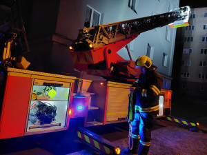 V Chodově hořel byt v paneláku. Hasiči evakuovali 23 lidí, dvě osoby se zranily
