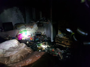 V Chodově hořel byt v paneláku. Hasiči evakuovali 23 lidí, dvě osoby se zranily