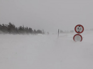 Silnice z Božího Daru na Klínovec, uzavřená kvůli větru, se dnes neotevře