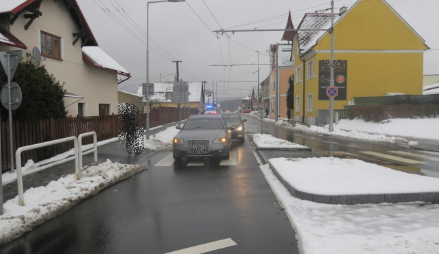 Řidič nedobrzdil a naboural do auta před sebou. Nadýchal přes dvě promile