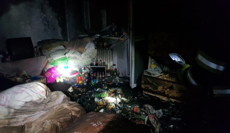 V Chodově hořel byt v paneláku. Hasiči evakuovali 23 lidí, dvě osoby se zranily