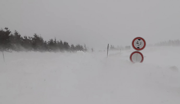 Silnice z Božího Daru na Klínovec, uzavřená kvůli větru, se dnes neotevře