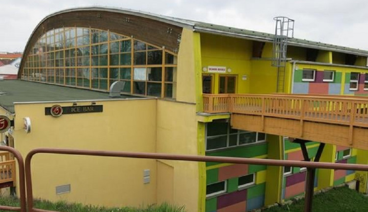 Cheb musel uzavřít přístupové lávky k zimnímu stadionu, jsou v havarijním stavu