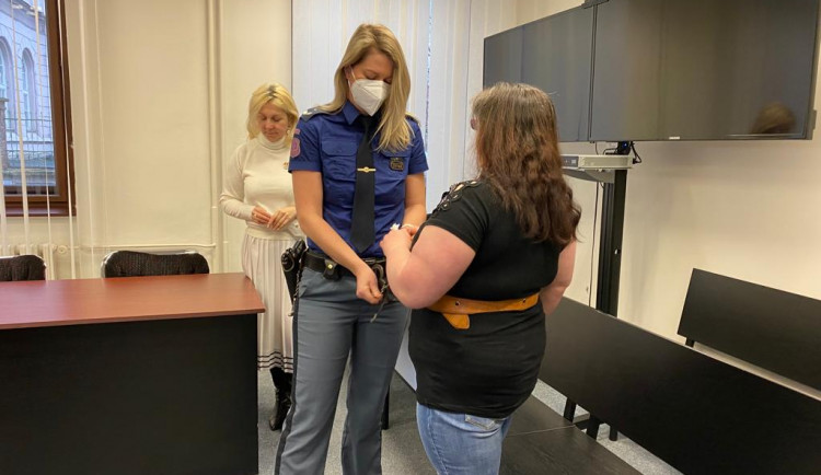 Novorozeně udusila cizinka utěrkou a tělíčko pohodila u řeky, soud ji vyměřil 16 let vězení a vyhoštění