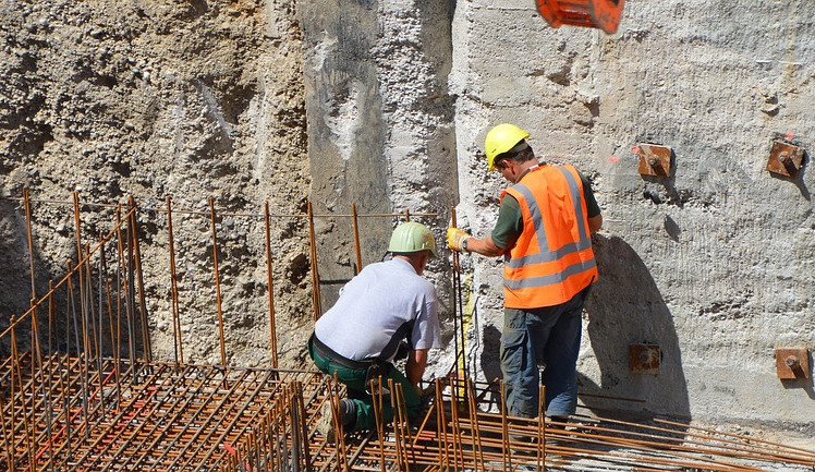 Stavba přírodovědného centra u Domu dětí Sova v Chebu se blíží ke konci