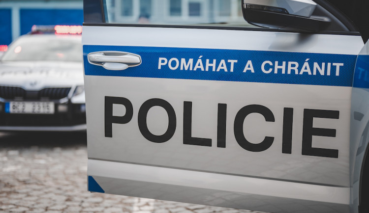Policie hledá svědky agresivní jízdy. Řidič na ženu střílel z auta airsoftovou zbraní