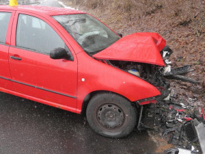 Muž přejel do protisměru, kde se srazil s jiným autem. Podle policie nejspíš usnul