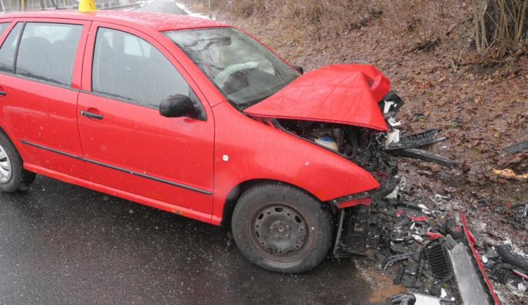 Muž přejel do protisměru, kde se srazil s jiným autem. Podle policie nejspíš usnul
