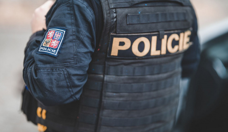 Policie vyšetřuje násilnou smrt ženy na Chebsku, pachatele zadržela