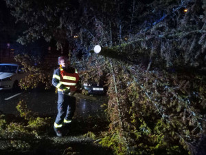 Vichřice porážela stromy na zaparkovaná auta, bez proudu je na Karlovarsku přes 40 tisíc domácností