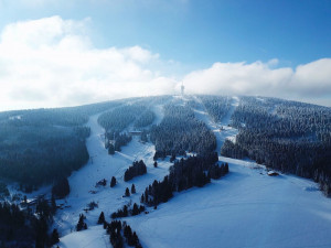 Lyžařské areály v Karlovarském kraji jsou ve čtvrtek kvůli silnému větru zavřené
