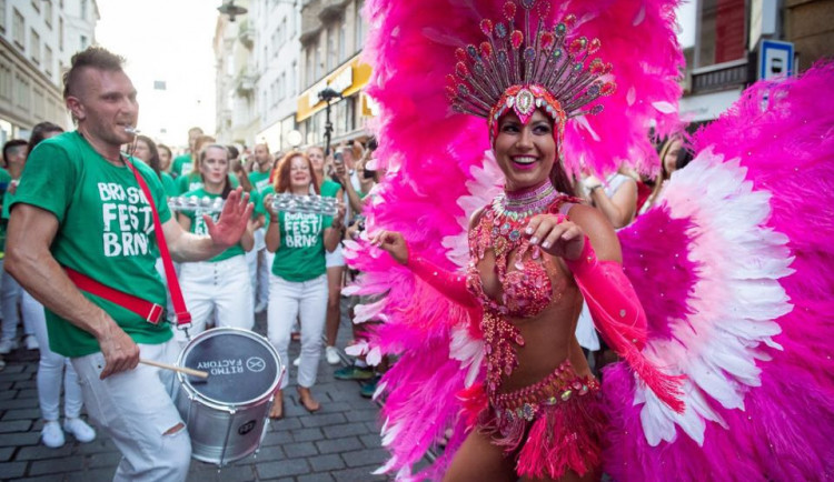 Brazilské tóny, jitrnicový strom a historičtí lyžníci. Do Nového Boru se vrací karneval