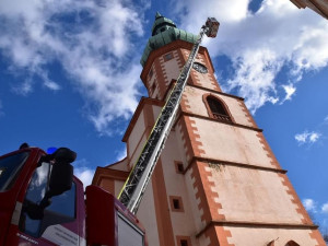 Kvůli silnému větru je v Karlovarském kraji 10 tisíc domácností bez proudu