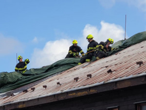 Kvůli silnému větru je v Karlovarském kraji 10 tisíc domácností bez proudu
