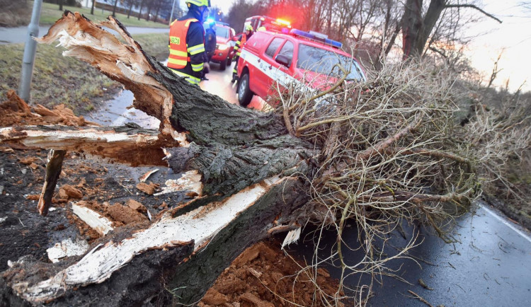 Kvůli silnému větru je v Karlovarském kraji 10 tisíc domácností bez proudu