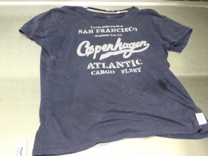 V chodbě domu našli mrtvého muže. Policie se snaží zjistit jeho totožnost