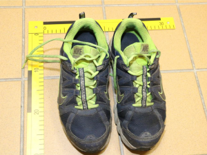 V chodbě domu našli mrtvého muže. Policie se snaží zjistit jeho totožnost