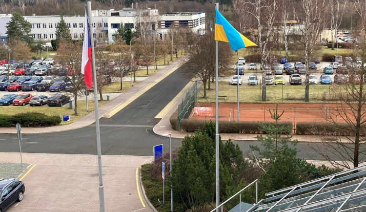Karlovarský krajský úřad vyvěsil ukrajinskou vlajku. Bezdůvodná anexe, vzkázal hejtman