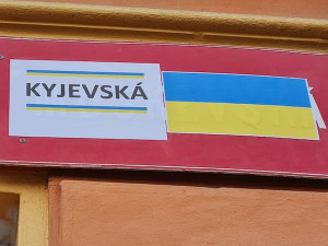 Moskevskou ulici v Karlových Varech aktivisté symbolicky změnili na Kyjevskou