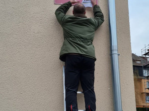 Moskevskou ulici v Karlových Varech aktivisté symbolicky změnili na Kyjevskou