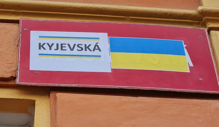 Moskevskou ulici v Karlových Varech aktivisté symbolicky změnili na Kyjevskou