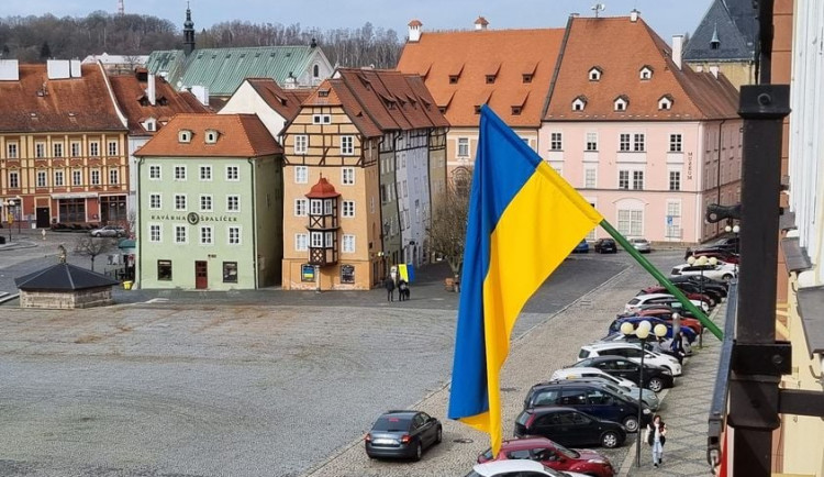 V Chebu ubytovali první uprchlíky z Ukrajiny. Manžel musel do armády a bojovat, řekla žena