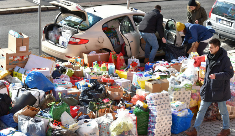 V Sokolově mladý ruský lékař organizuje sbírku pro Ukrajinu