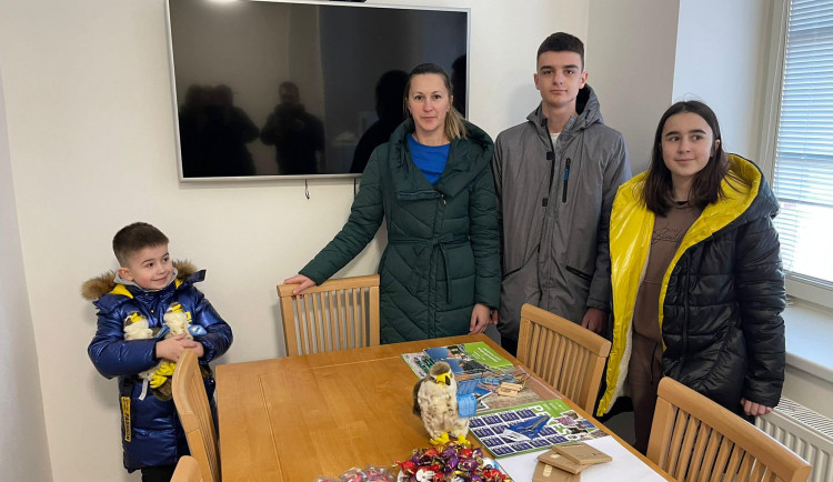 První rodiny utíkající z Ukrajiny našly bezpečí v Karlovarském kraji. Byty nabízí města i jednotlivci