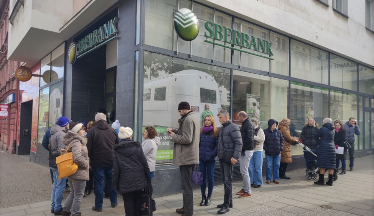 Evropské divizi ruské Sberbank hrozí krach kvůli odlivu vkladů.