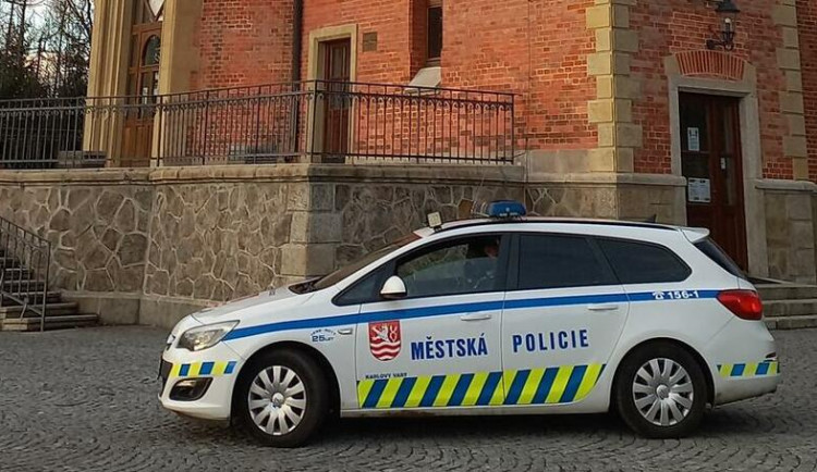 Drama v Karlových Varech. Na zemi ležela důchodkyně se zakrváceným obličejem