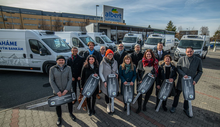 Albert daroval 7 dodávek, jedna míří do karlovarské potravinové banky